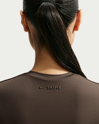 NIKE公式】NikeSKIMS Matte ウィメンズ パッディド ベビー Tシャツ